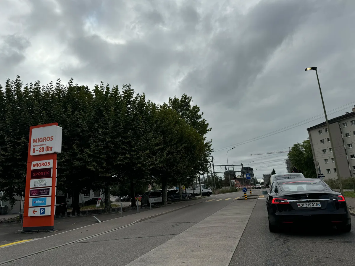 Eine Strasse mit Autos